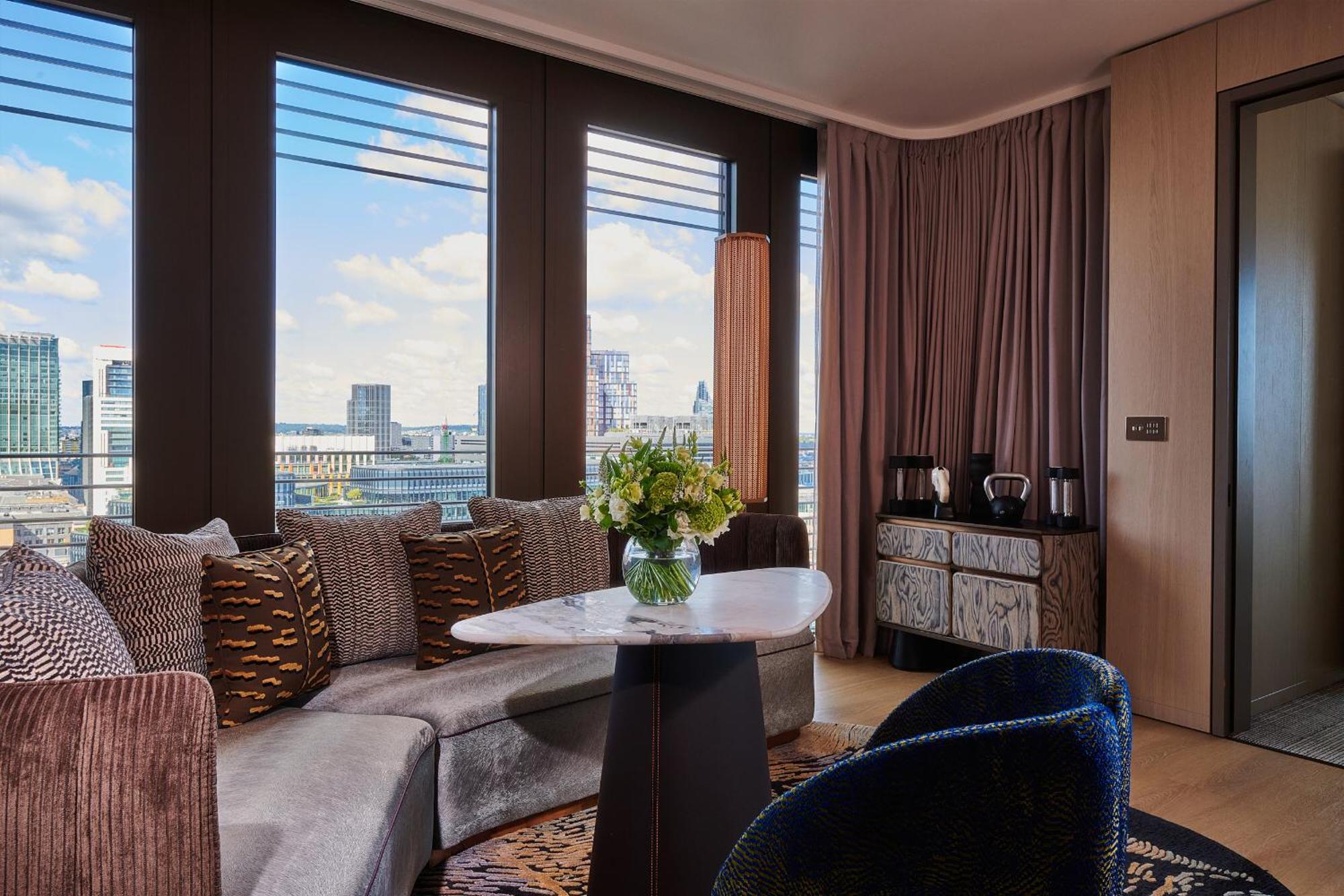 Pan Pacific London Ξενοδοχείο Εξωτερικό φωτογραφία The living room of a suite at the hotel
