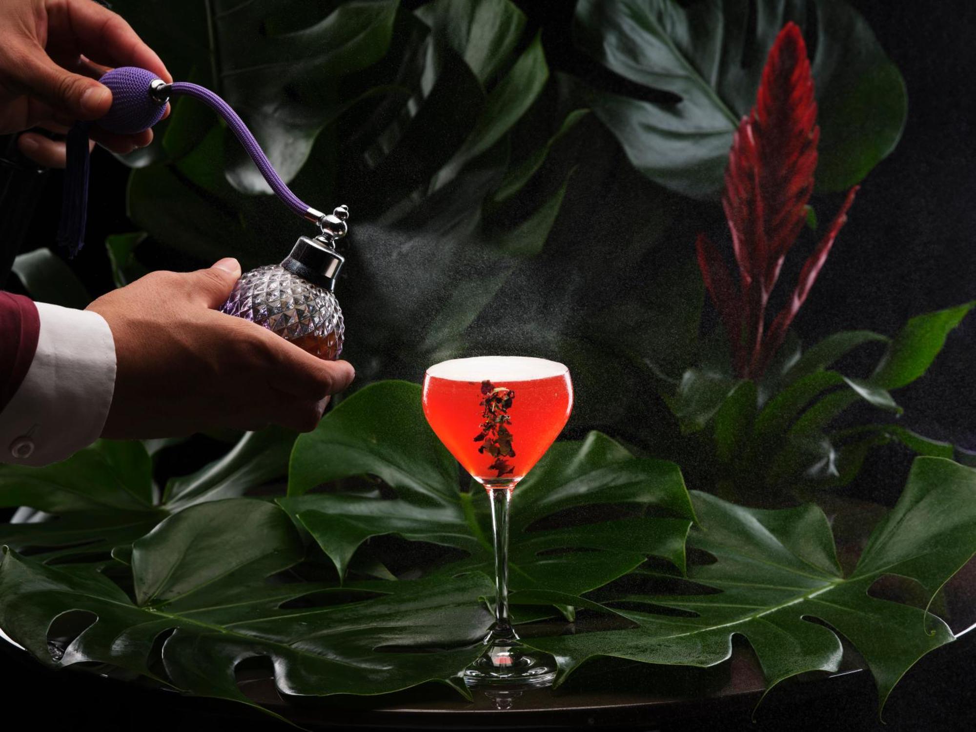 Pan Pacific London Ξενοδοχείο Εξωτερικό φωτογραφία A bartender adding a garnish to a cocktail